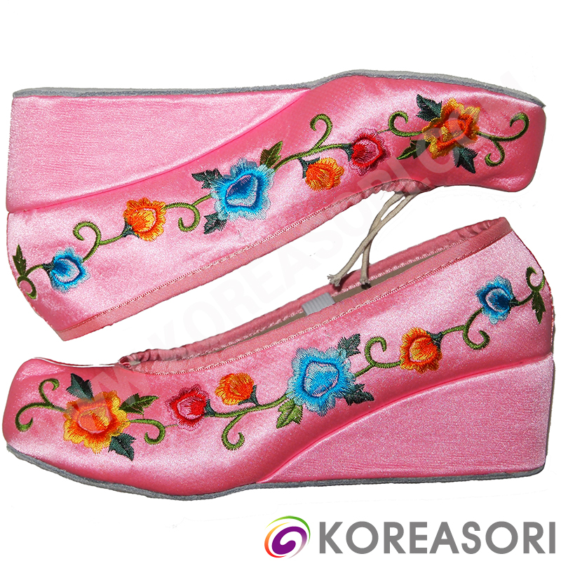 꽃자수 연한 분홍색 코있는 연한 분홍색 공단 5cm 바깥굽있는 한복신발 꽃신