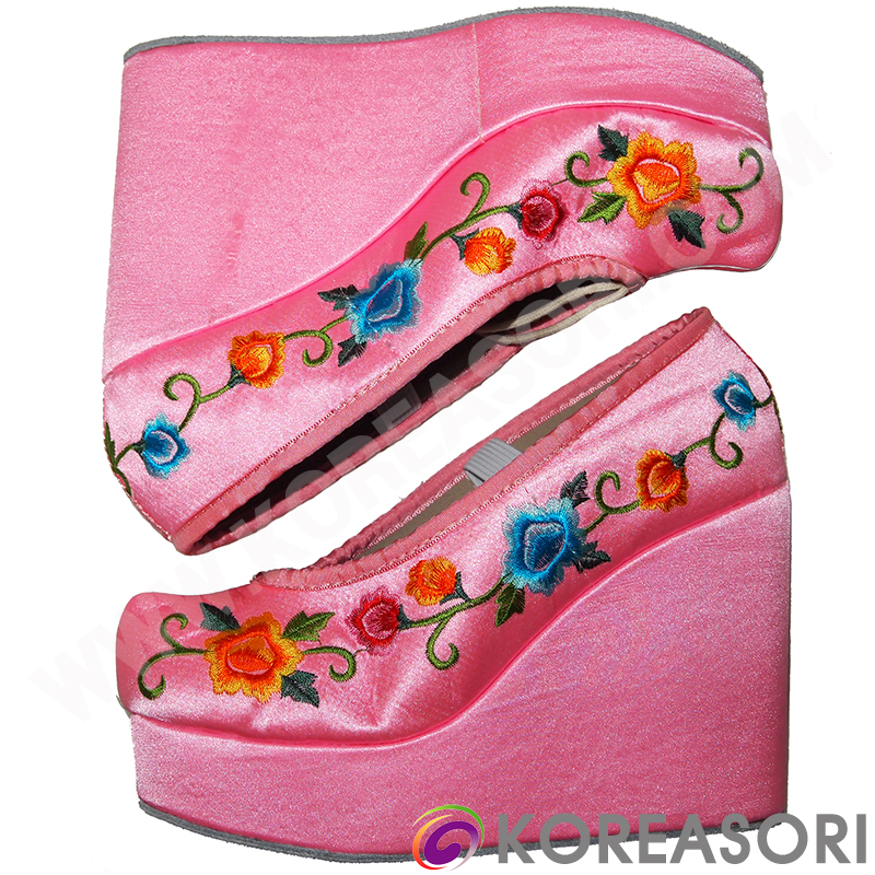 꽃자수 연한 분홍색 코있는 연한 분홍색 공단 10cm 바깥굽있는 한복신발 무용굽슈즈 한국무용 꽃신